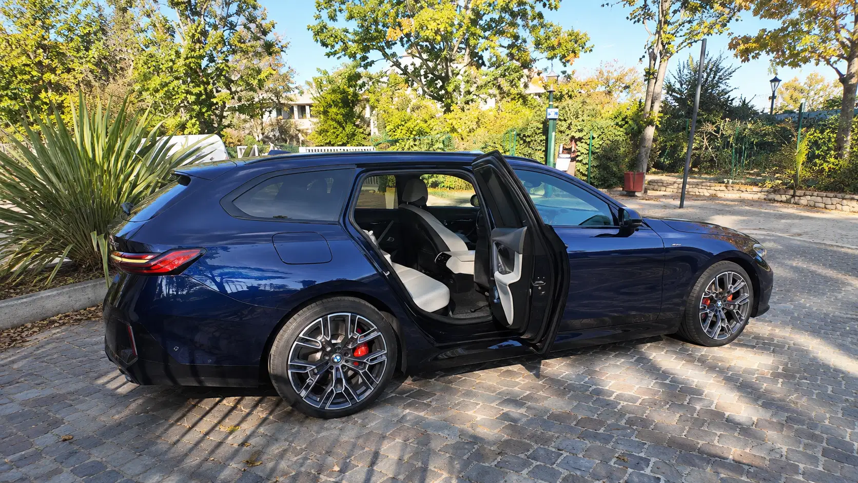 Break BMW bleu nuit, coffre ouvert, prêt pour un transfert aéroport