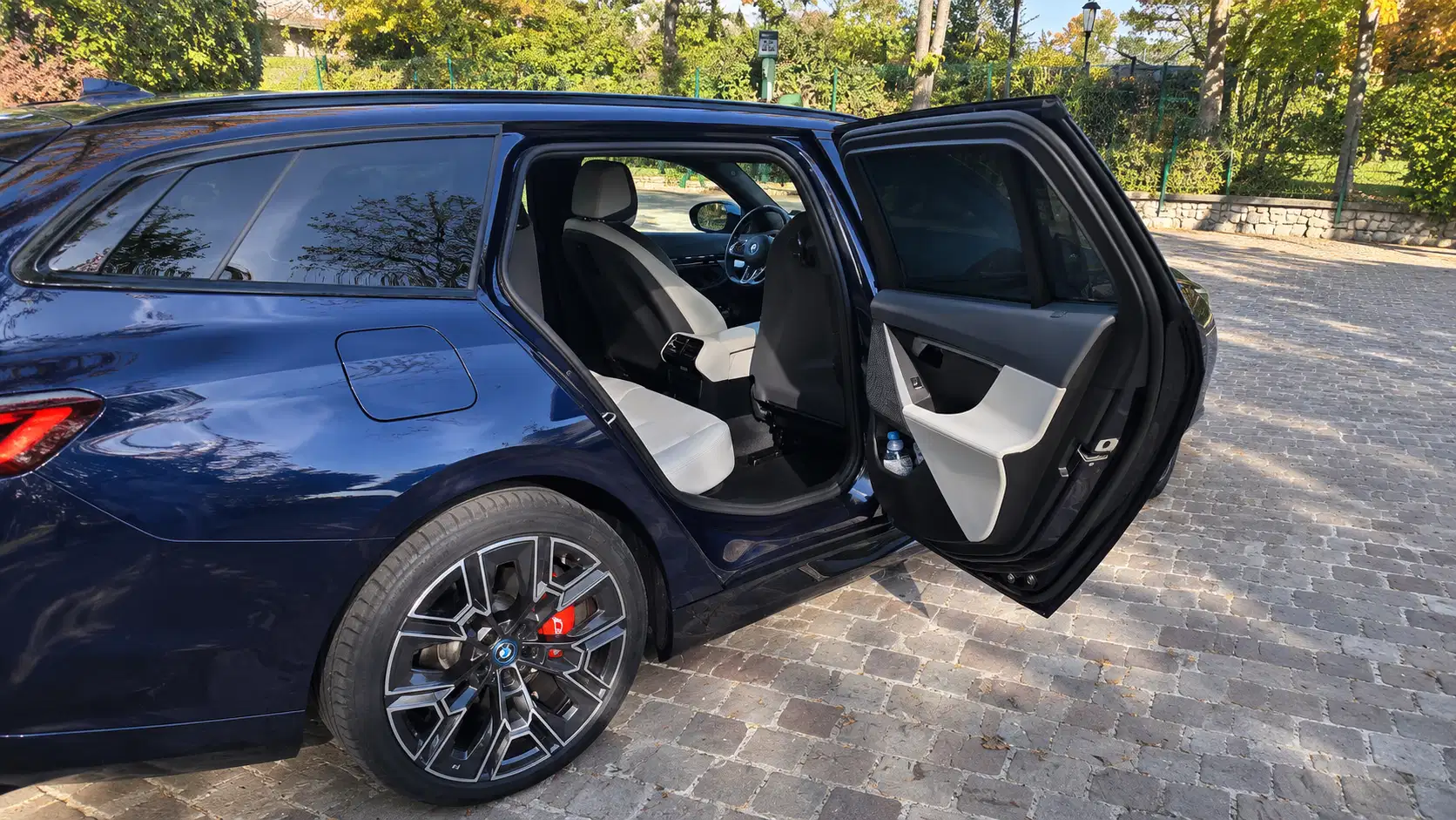 Break BMW bleu nuit, portière ouverte, pour vos trajets privés